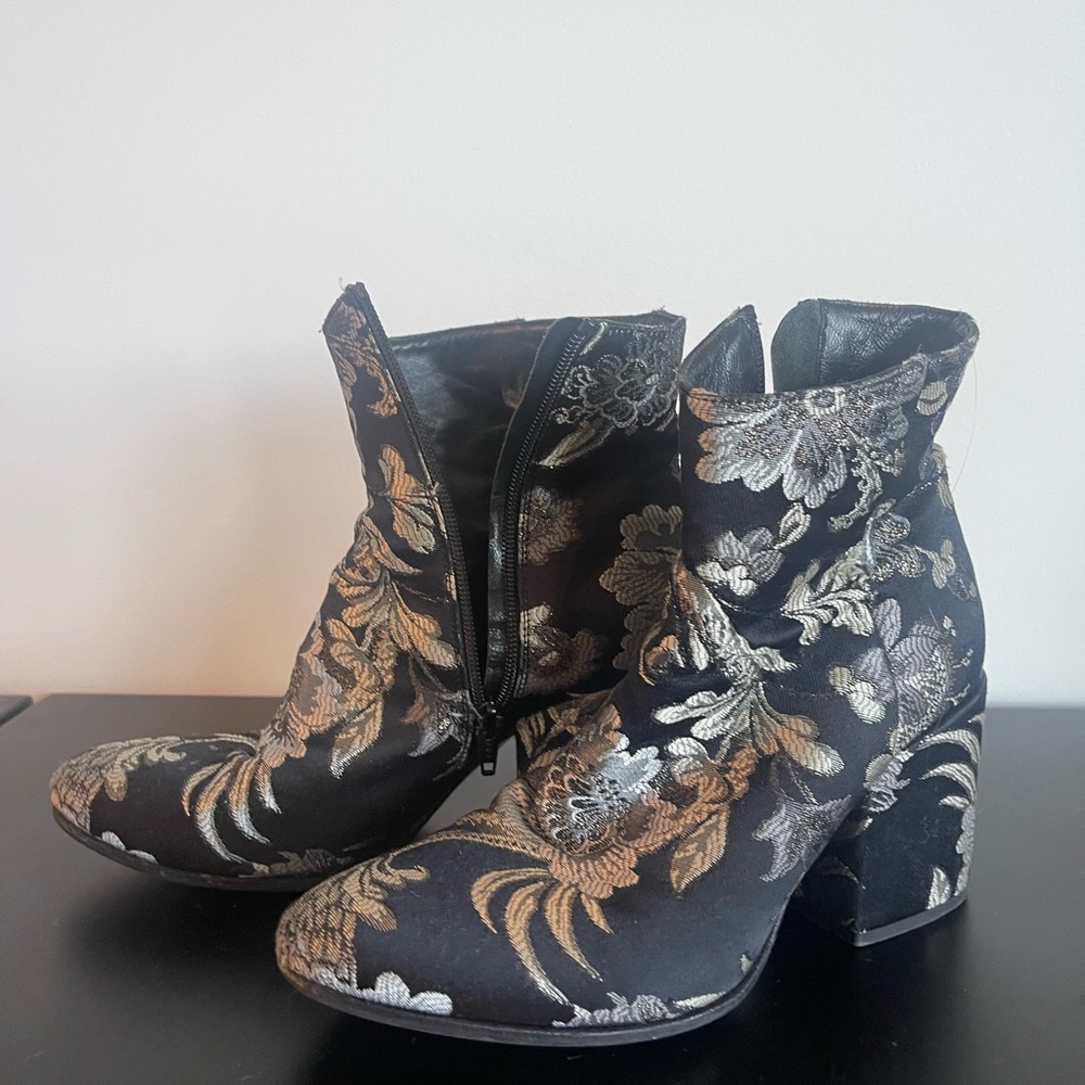 Kenneth Cole Brocade Ankle Bootie Size 8